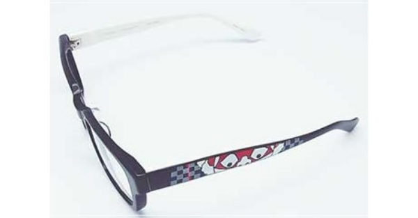山本寛斎モデルのメガネを上斜めからの画像　