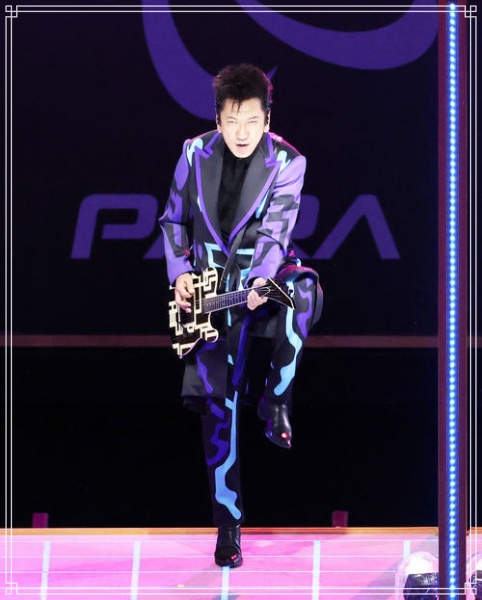 東京パラリンピックでギターを演奏する布袋寅泰