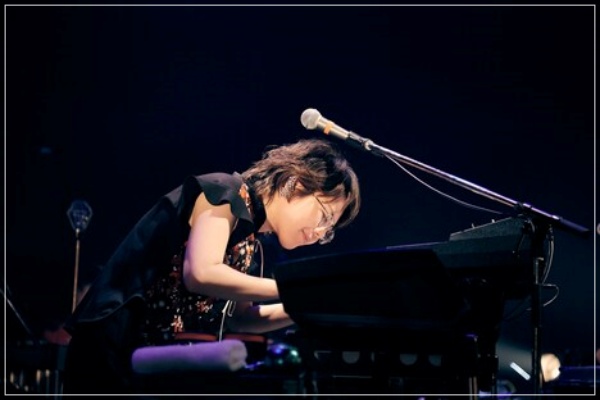中村佳穂　ピアノを弾いている画像