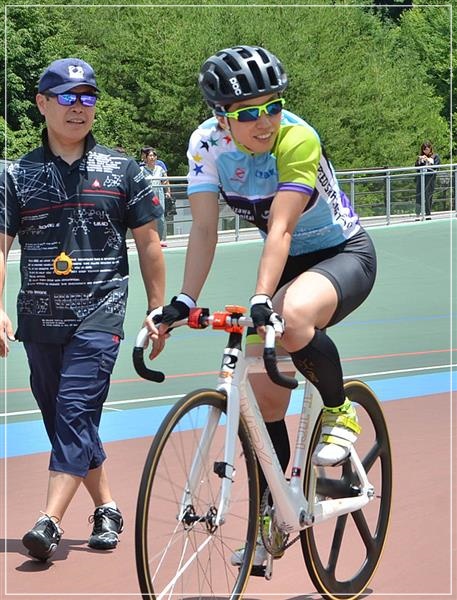 平昌五輪に向けて自転車トレーニングをする小平奈緒選手