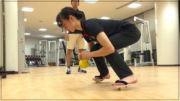 一本歯下駄トレーニングに取り組む小平奈緒選手
